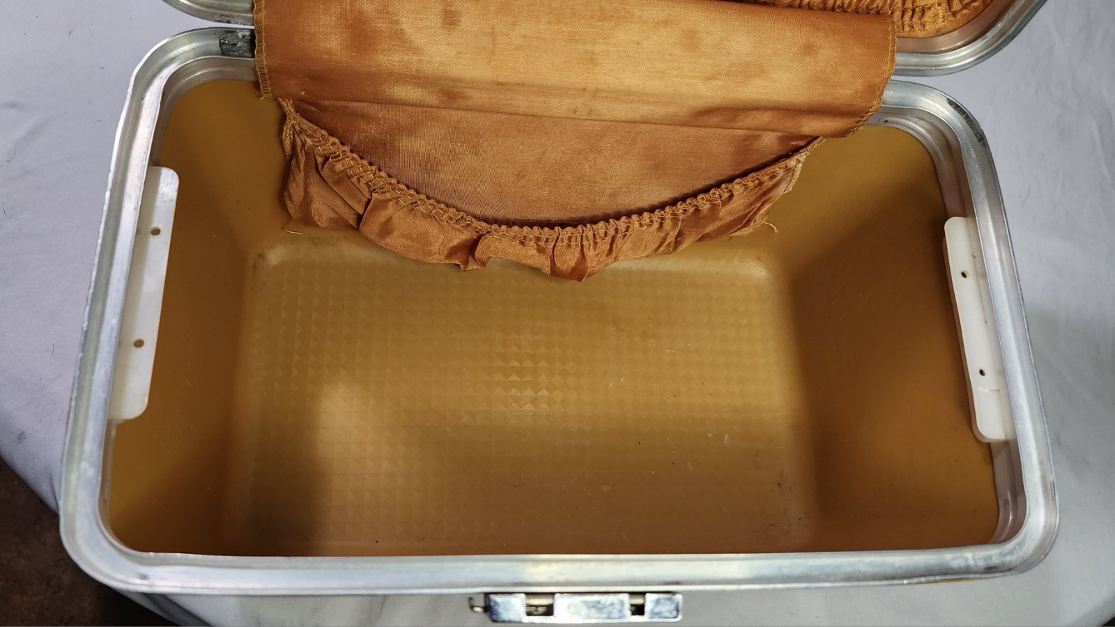 Vintage OSHKOSH Mustard Train Hard Makeup Vanity Case Suitcase *READ DESCRIPTION