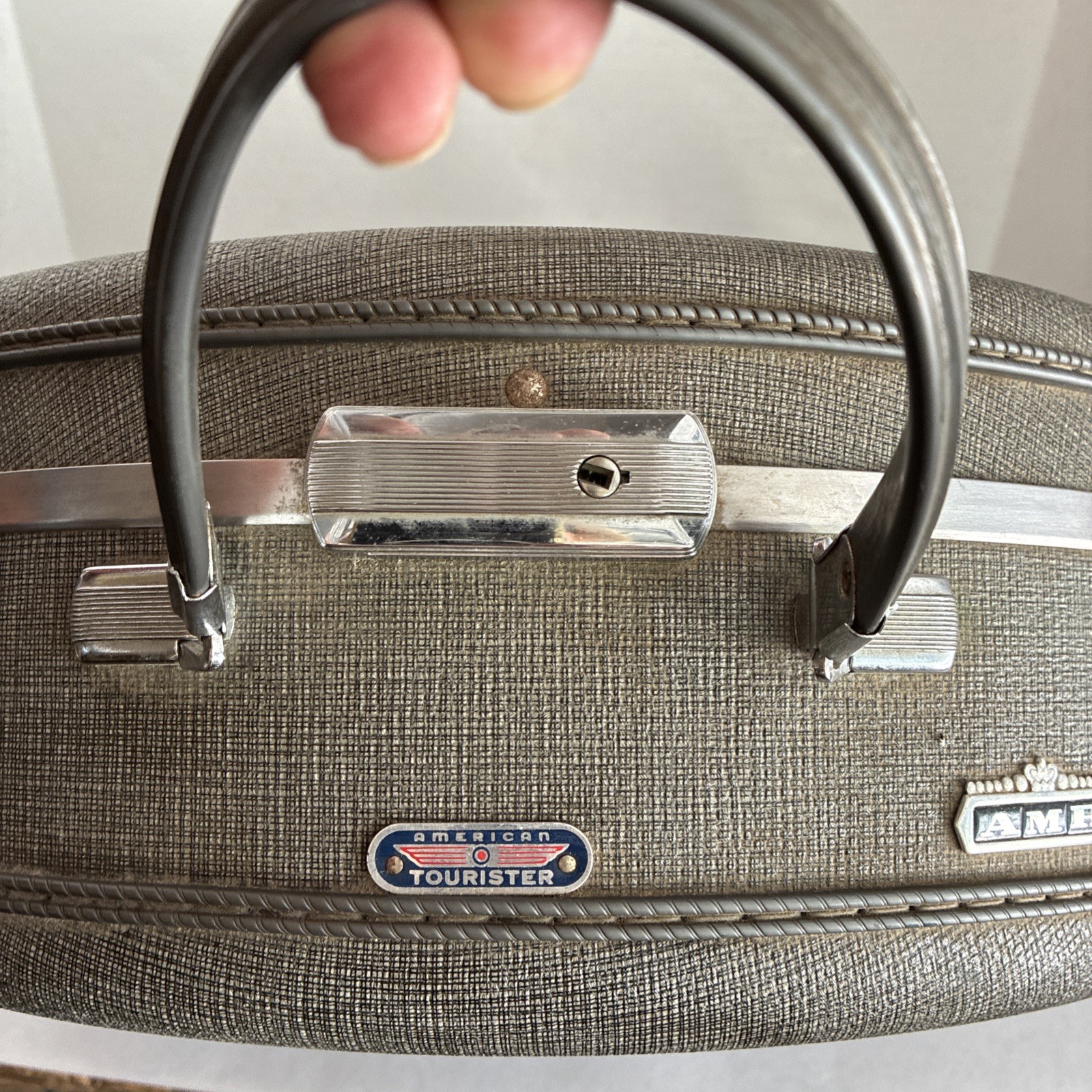 Vintage 1960’s American Tourister Round Travel Luggage 20″ Gray Hard Shell Key