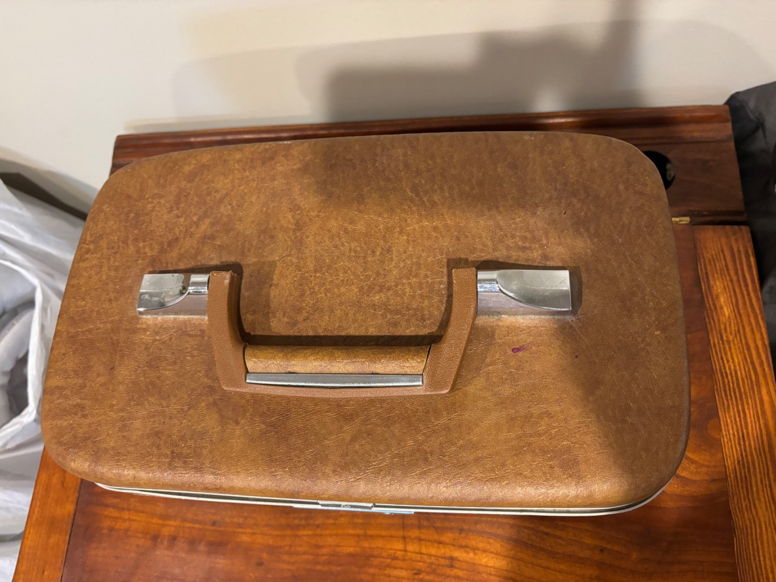 Vintage 1970s Airway Hard Shell Carry-On Luggage Brown Train Case Travel No Key