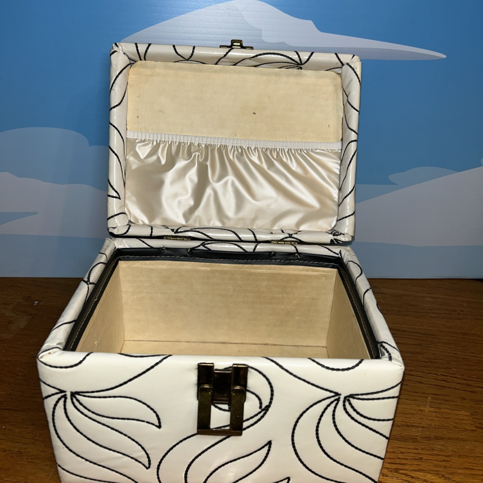 Vtg Creme Vinyl Quilted Travel Makeup Case Box Lucite Handle MCM Storage
