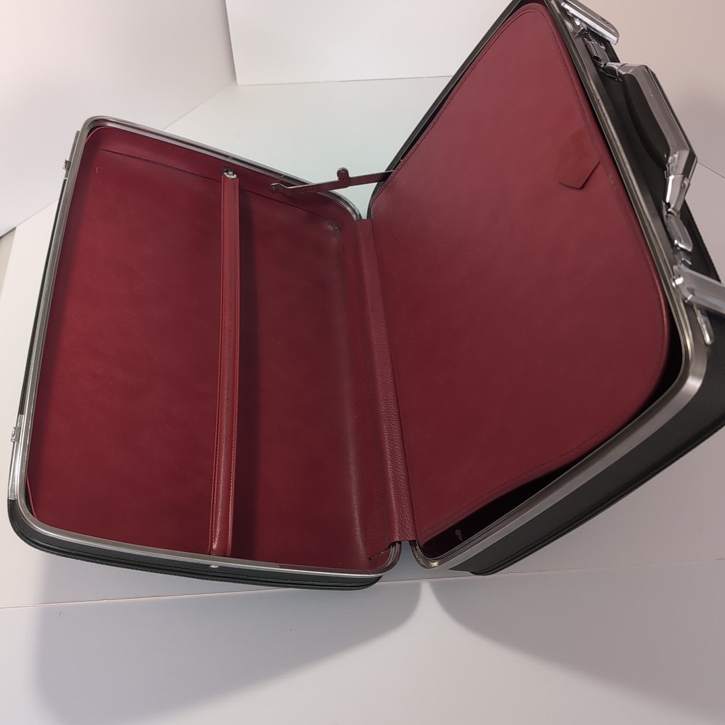 VTG Dark Green American Tourister Suitcase Briefcase No KEY TIARA Red Interior