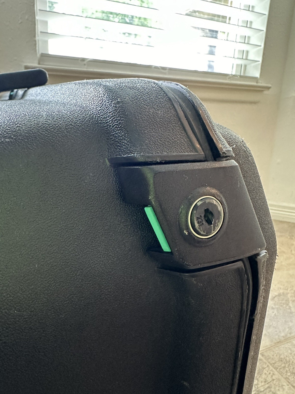 Vintage Samsonite Black Oyster Luggage 25″ Hard Shell