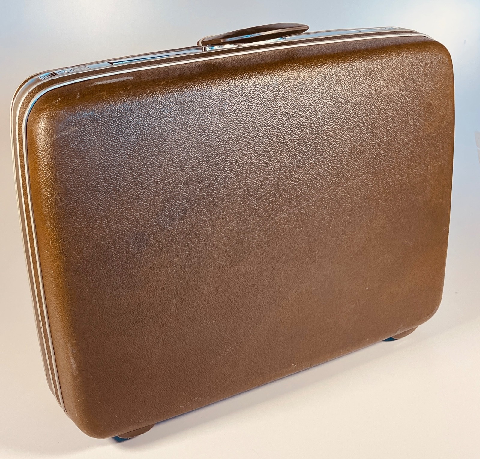 Vintage Samsonite Silhouette Brown 23” & 26″ Set Hard Shell Suitcase with 1 key