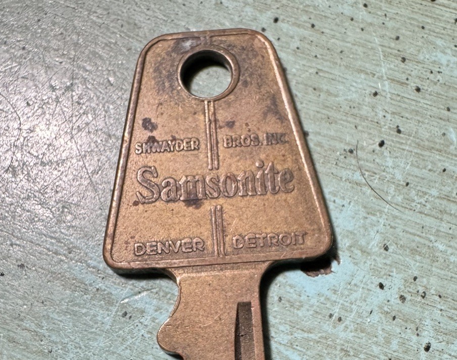 SAMSONITE – 94 – Replacement Key for Luggage – Vintage / Brass / Original