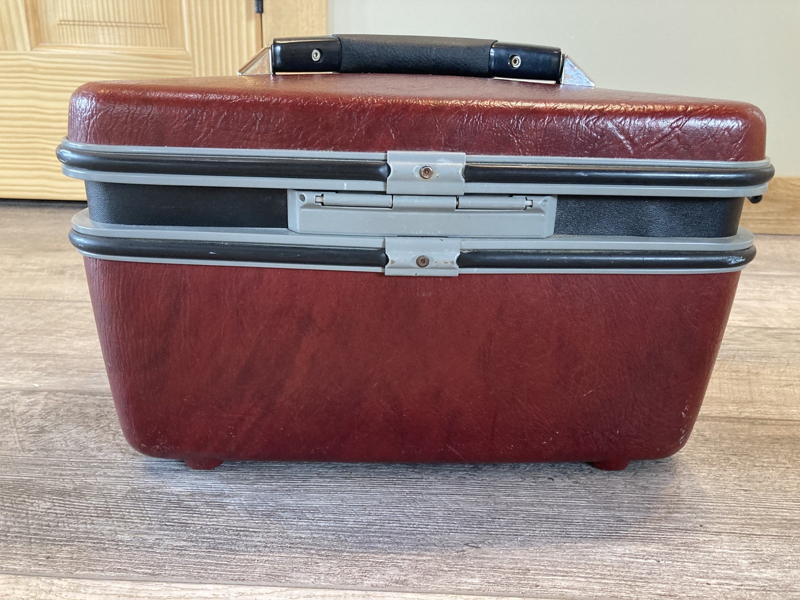 Samsonite Silhouette Hard Shell Burgandy Cosmetic Makeup Travel Case w/Key