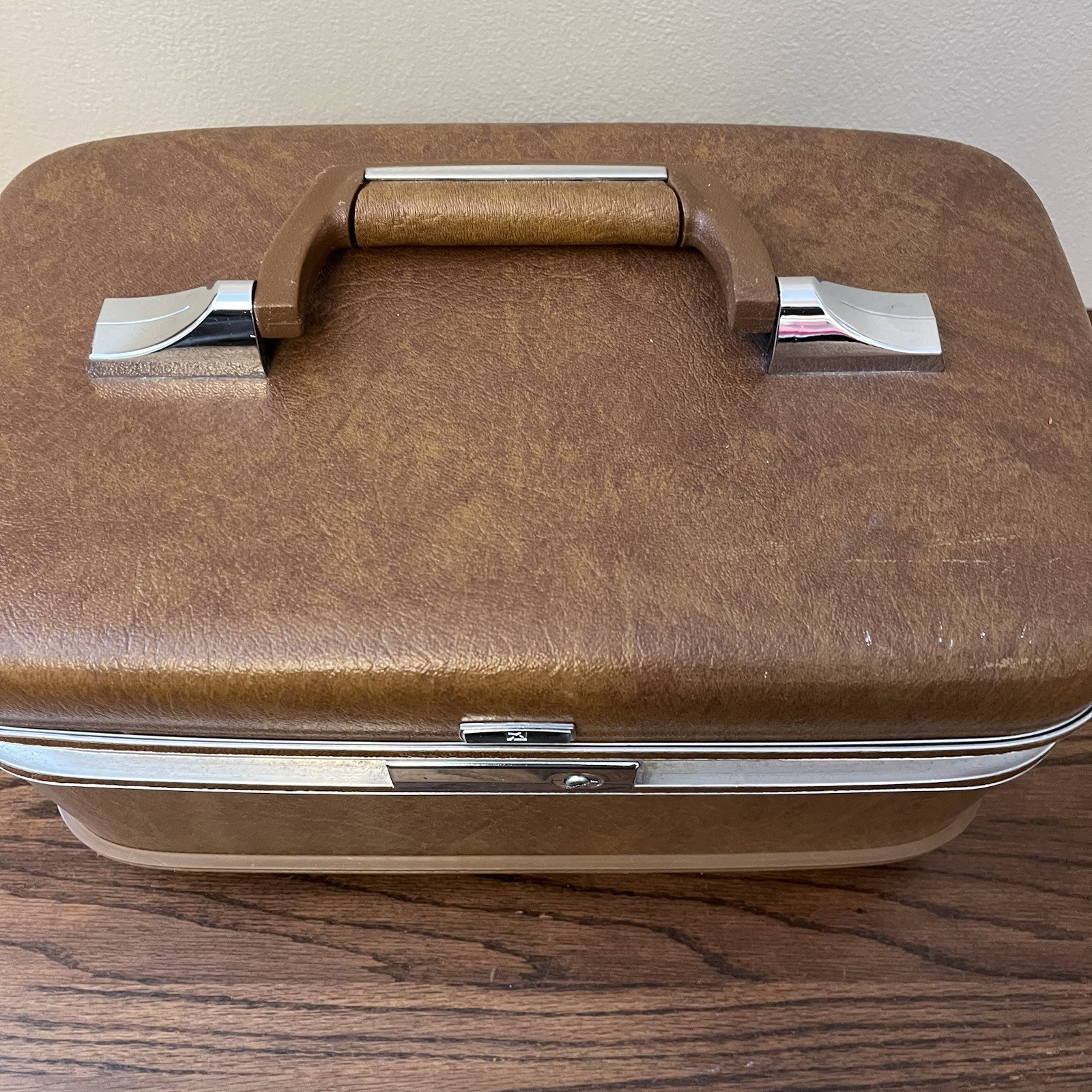 Vtg 80’s Airway Train Case Hard Shell Makeup Case Brown Retro Handle Mirror Key