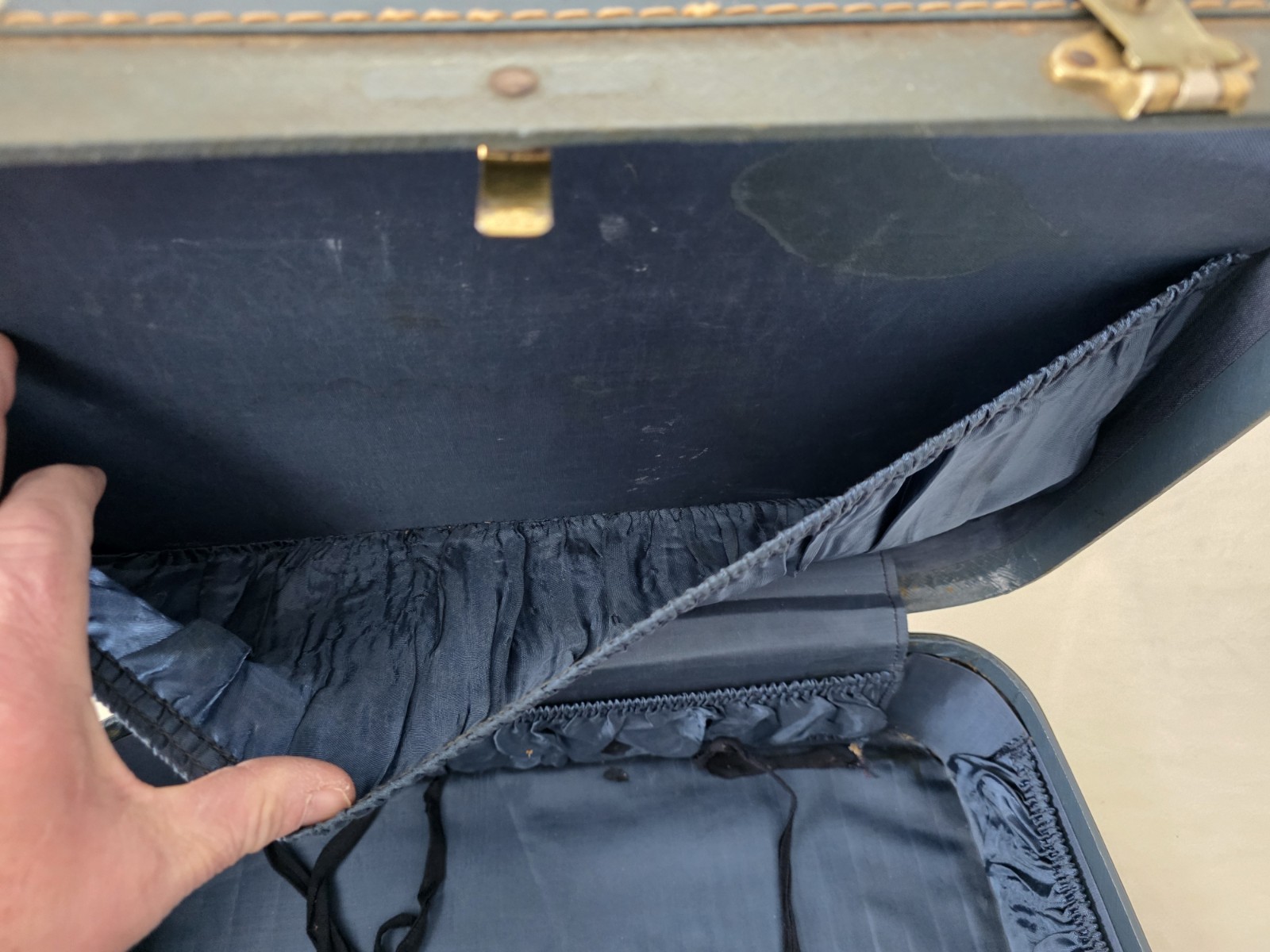Blue/Teal Vintage 1940’s Travel Faux Leather Historical Suitcase.PickUp & Go Bag
