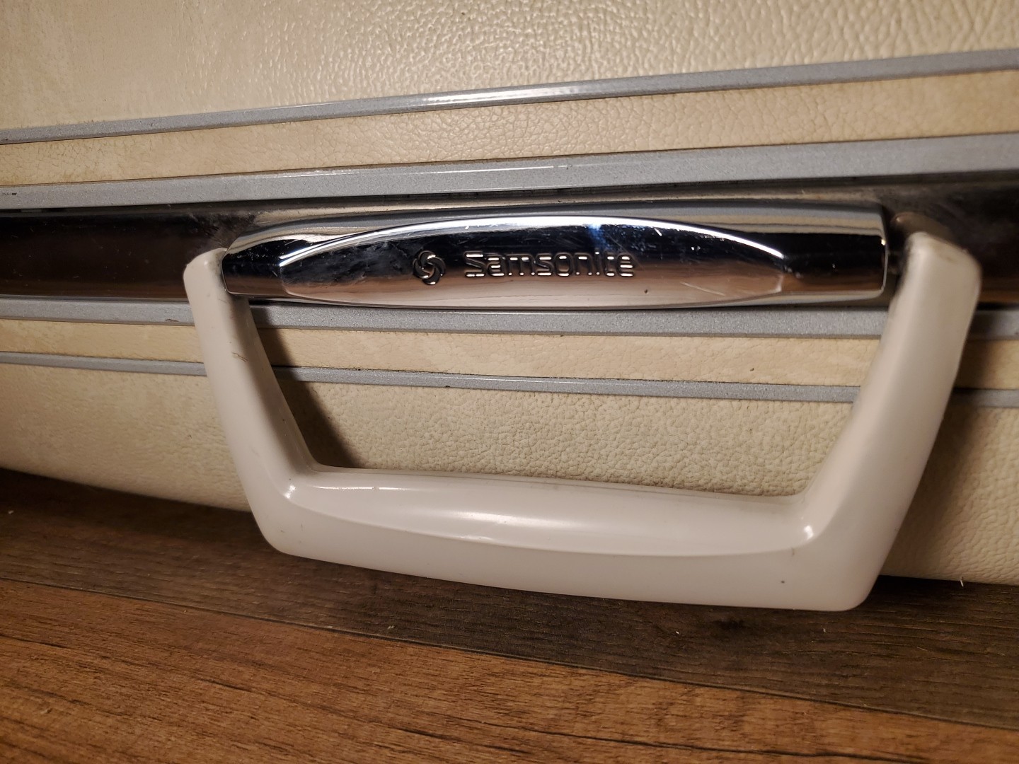 Vintage Samsonite Silhouette White Hard Shell Luggage 20” x 16” x 7”