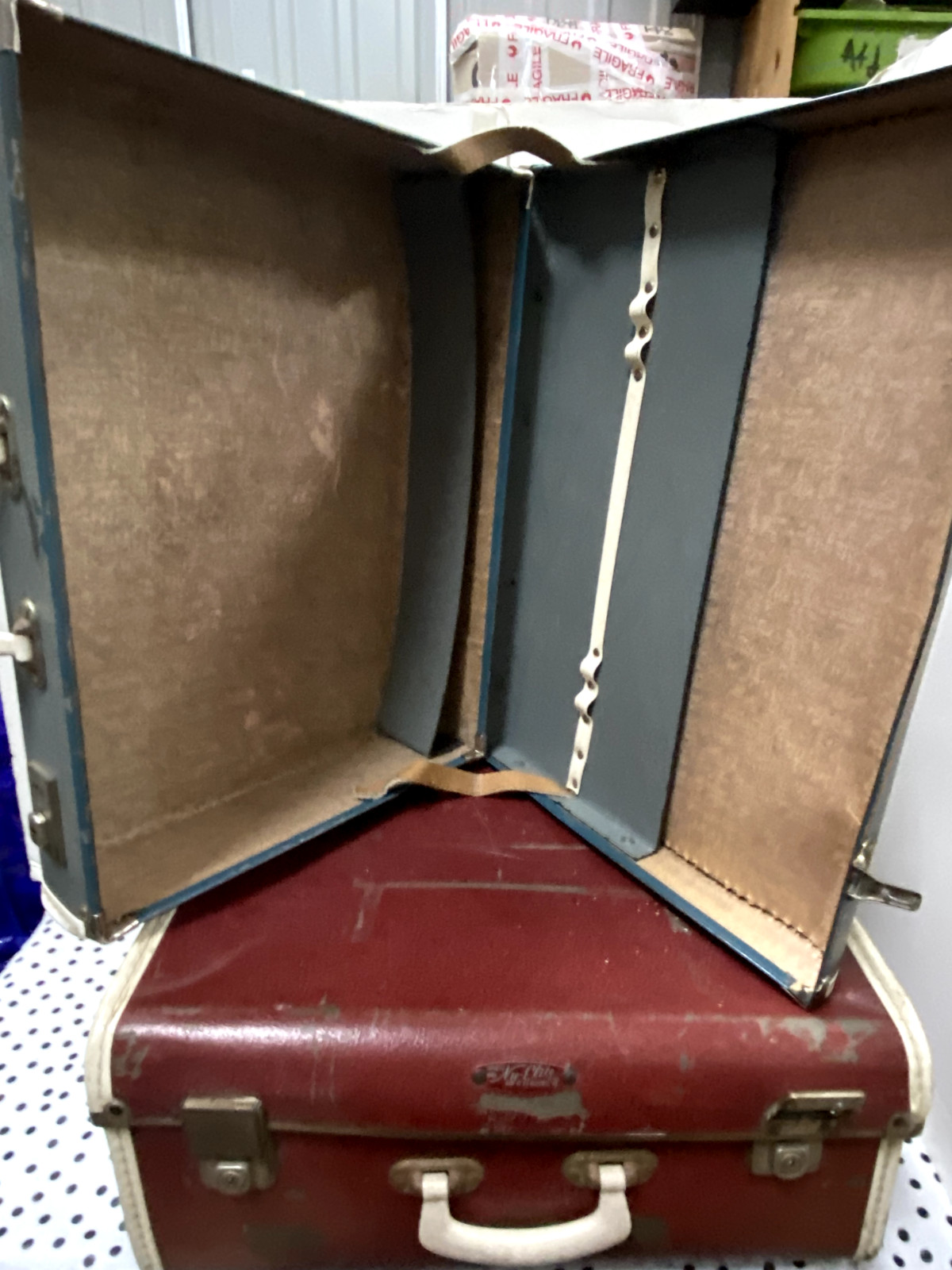 Vintage grey&white suitcase picnic case 1950-60 display latches work handles