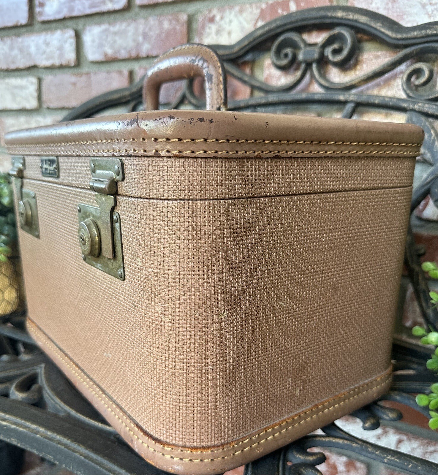 Vintage Amelia Earhart Train Case; Peach Tan; Drk Peach Int W/Mirror;Locks W/Key