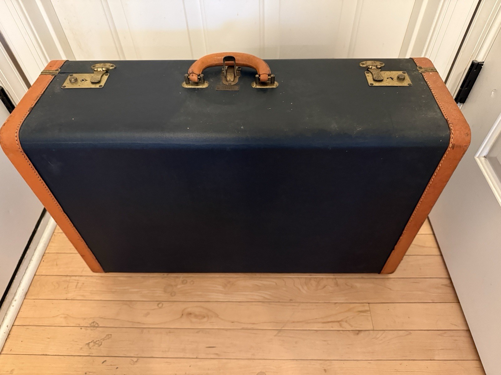 💙Rare Vintage Biltrite Hard Luggage Dark Blue w/Brown Leather + Key~ 28x16x8