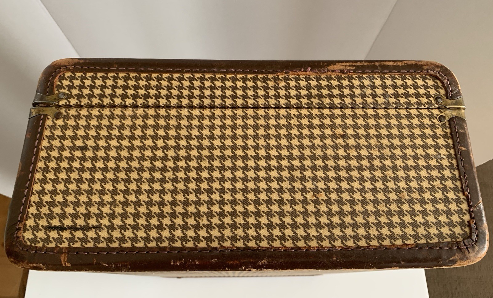 Vintage Hard Side Hounds Tooth Suit Case Purple Lining 21”x13x6