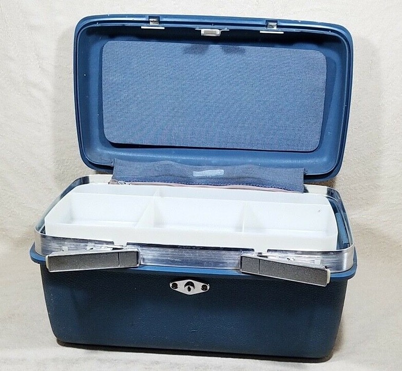 VINTAGE ROYAL TRAVELLER AURORA BLUE BATHROOM COMPARTMENT MAKE UP LUGGAGE CASE