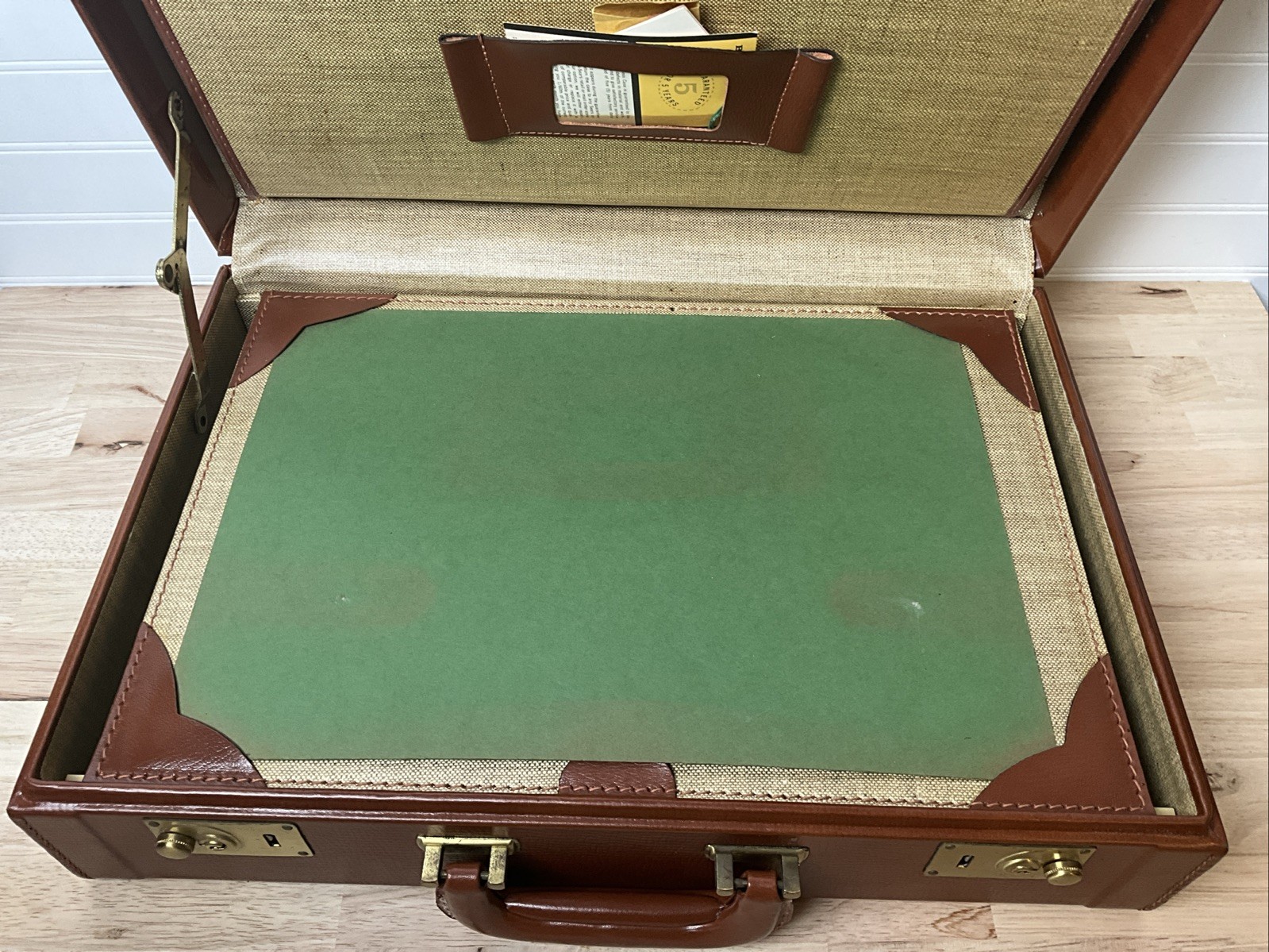 Sears Roebuck Leather Hardshell Briefcase – Keyed Lock – LINEN LINED – BEAUTIFUL