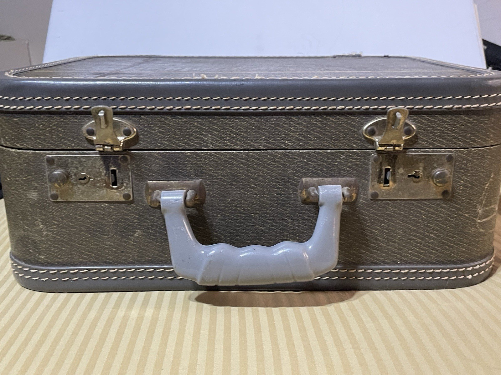 Hard sided Suitcase Luggage Travel rare vintage 24x14x7 Retro Stripe Train Green