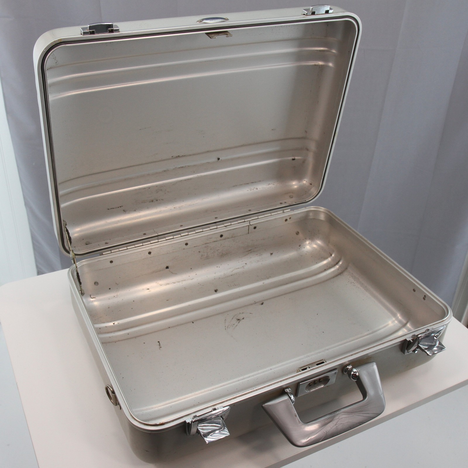 Vintage Halliburton Zero Camera Case No Foam 18″ x 13″ x 6″