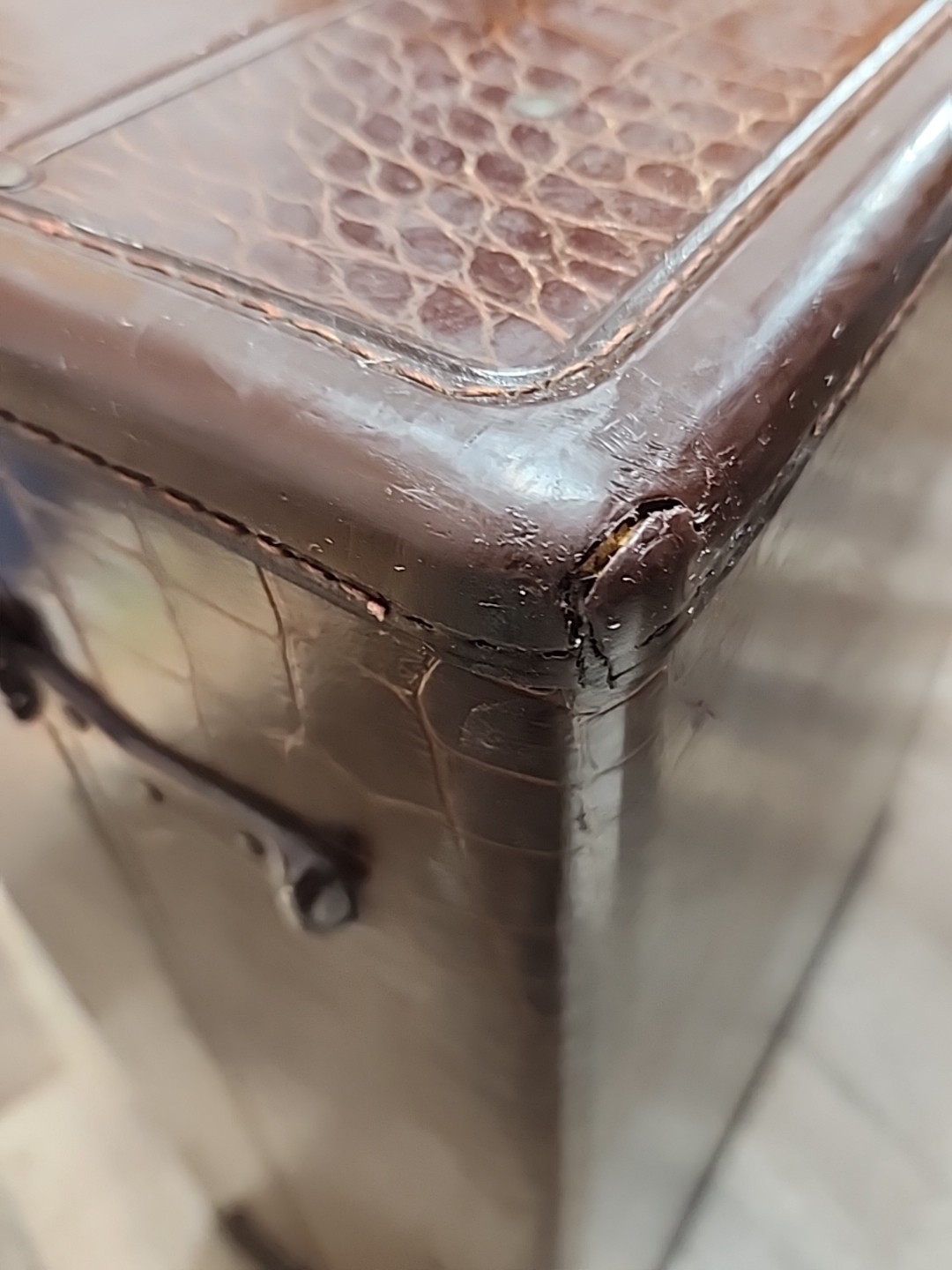 Samsonite Suitcase Luggage 4137, Faux Alligator Shwayder 24.25Wx19.5″x9″ Vintage