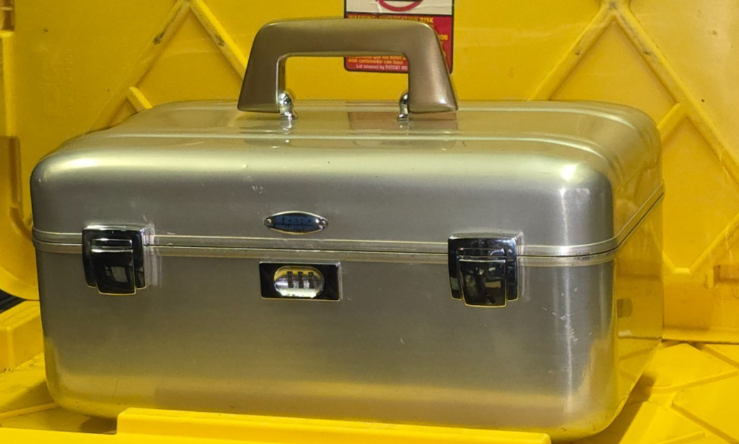 Zero Halliburton Vintage Vanity Cosmetic MakeupTrain Case Silver