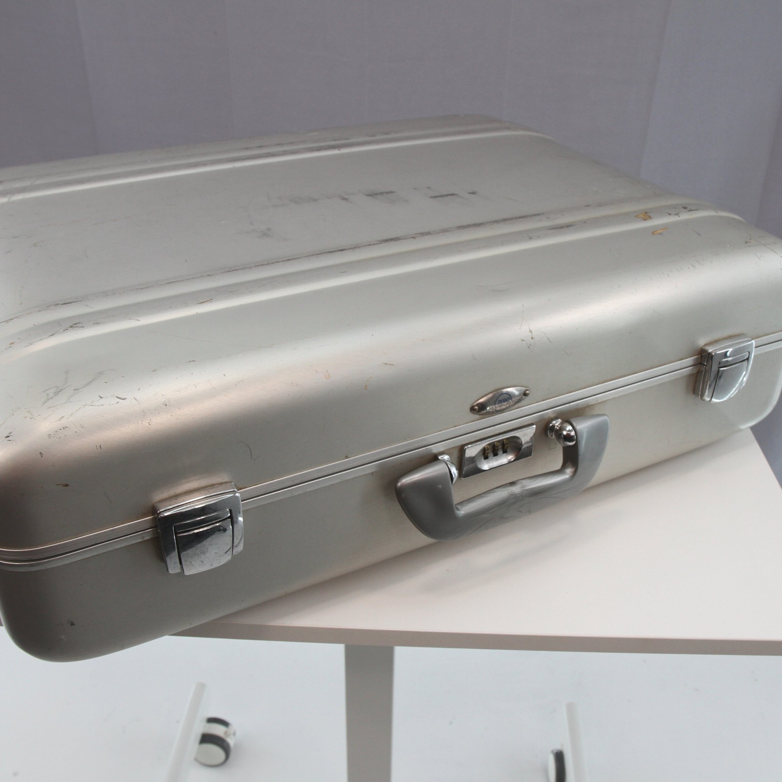 Vintage Zero Halliburton Aluminum Suitcase CLEAN Accessories 24″ x 18″ x 8″