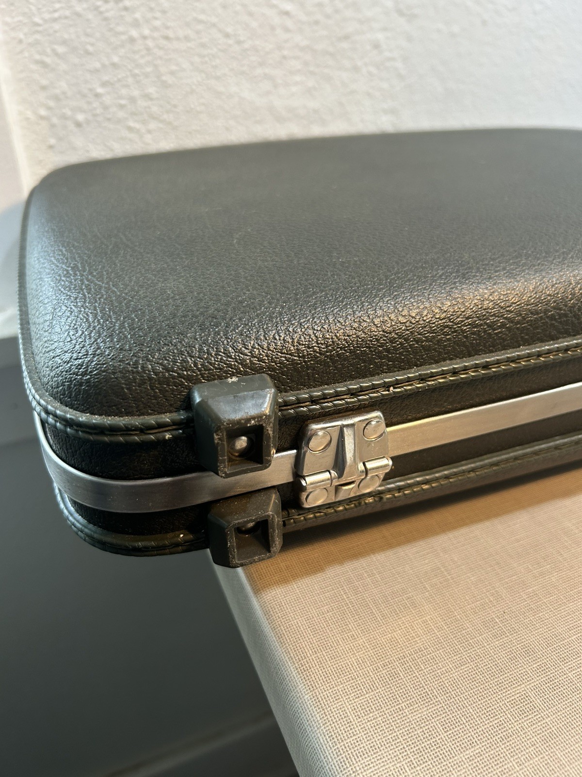 Vintage AMERICAN TOURISTER Slim Briefcase Attache Case Dark Green – No Key