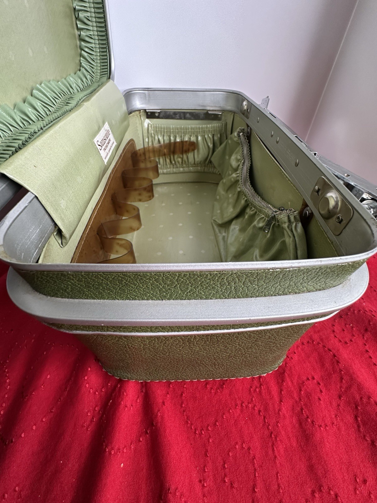 1970s Samsonite Fashionaire Avocado Green Royal Traveller 15x8x8″ Makeup Case