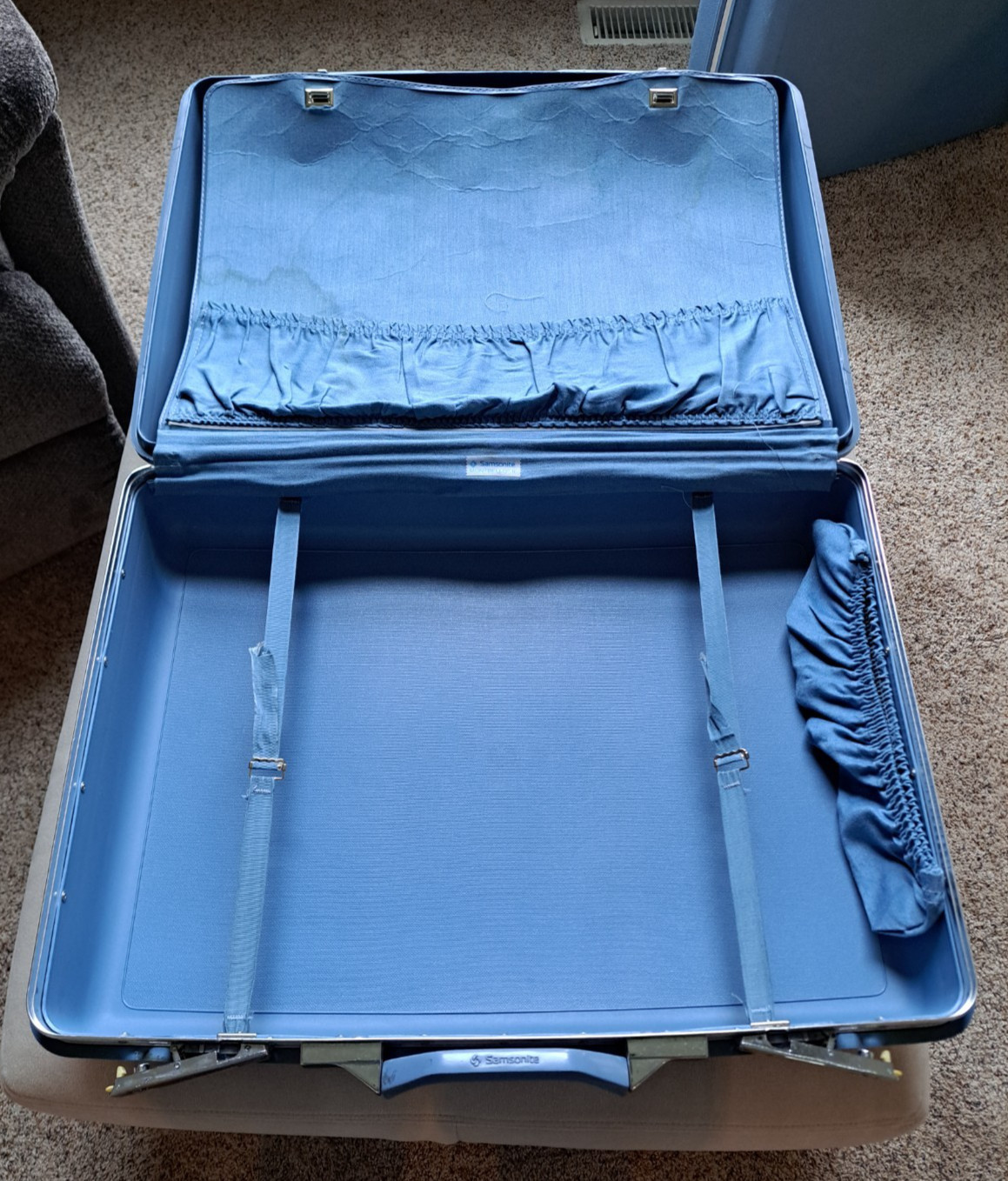 SET OF 2 1970s SAMSONITE ROYAL TRAVELLER MONTEBELLO II SUITCASES BLUE