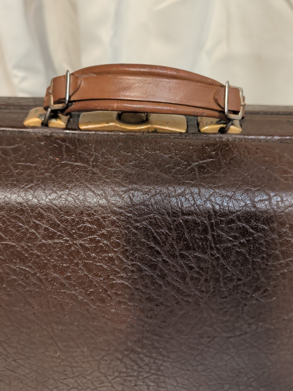 Antique Brown Leather Suitcase Doctor Bag Shape Brass Latch Vtg 22.5×13.5×9.5″