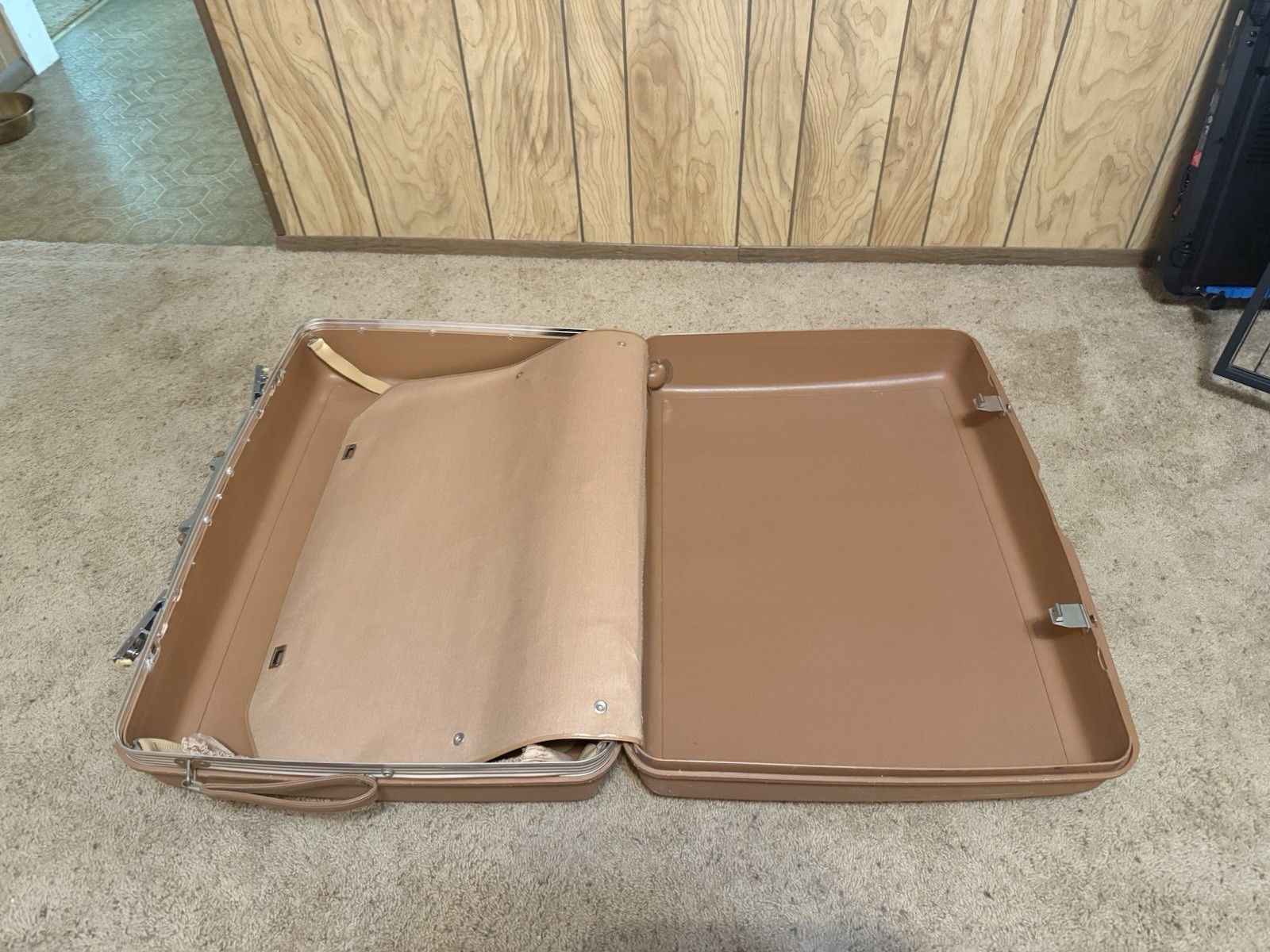 1970s Vintage Tan Samsonite Concord Hard Shell Suitcase 26x21x8