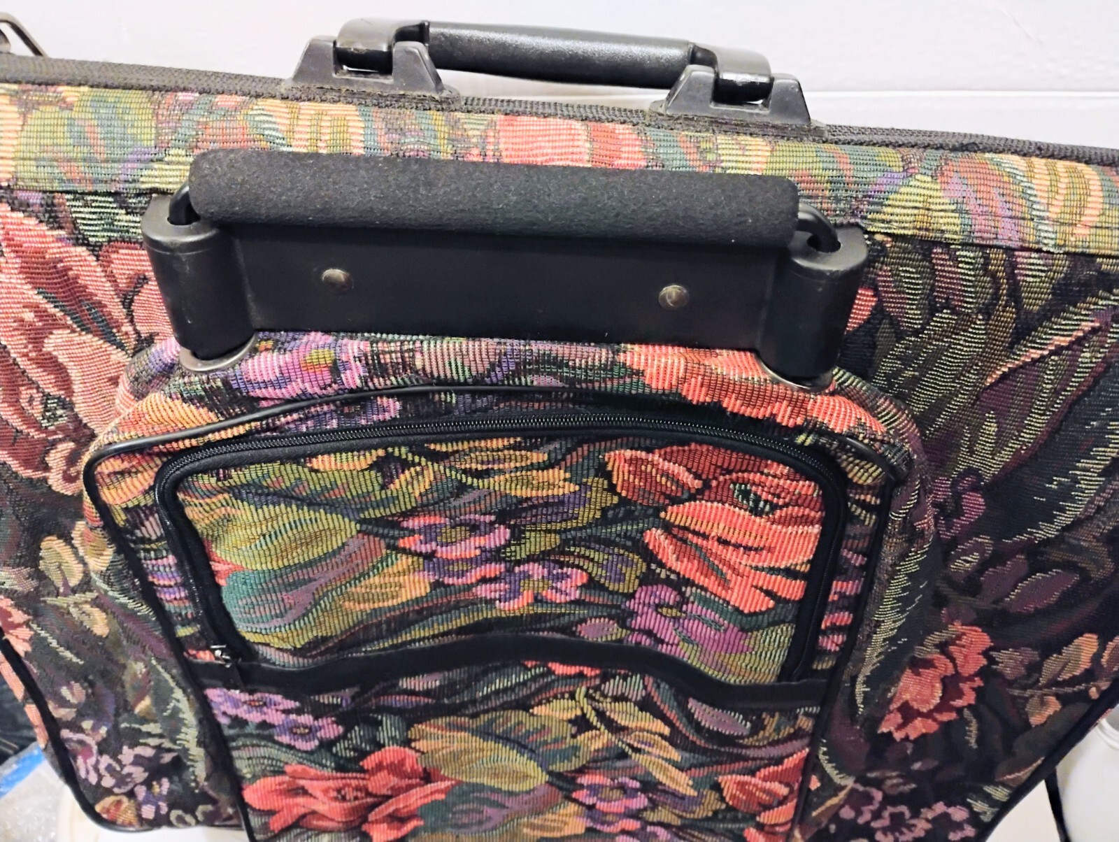 Vintage Global Travelware Tapestry Rolling Luggage Suitcase Floral 20″ L 23″ W