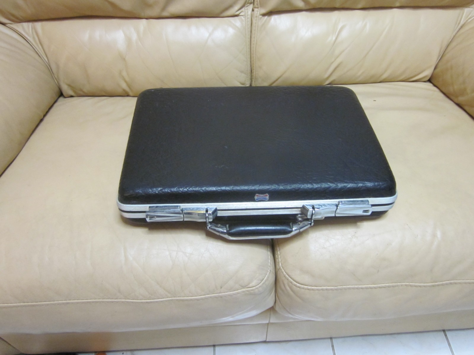 Vtg American Tourister Briefcase-Attache Black Hard Shell/Tan Inside No Key USA