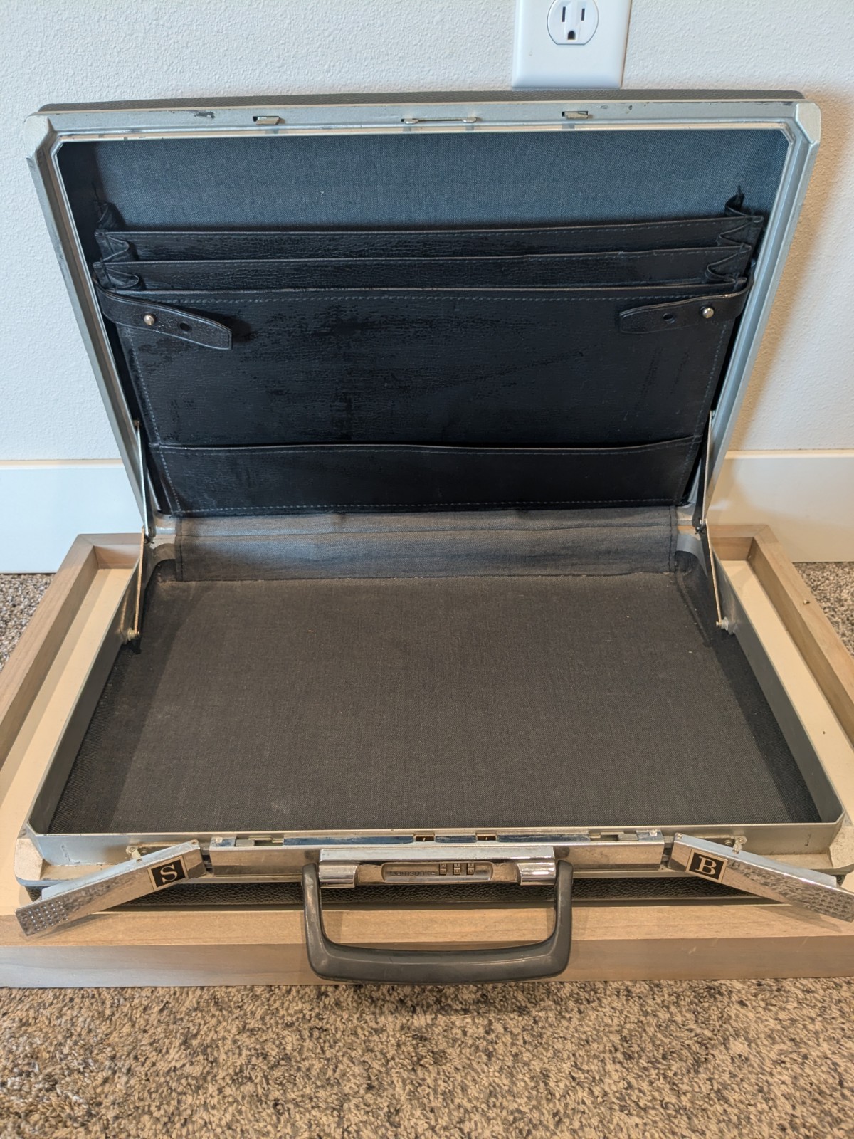 Vintage Retro Samsonite Hard-Shell Briefcase Dark Gray Combination Lock