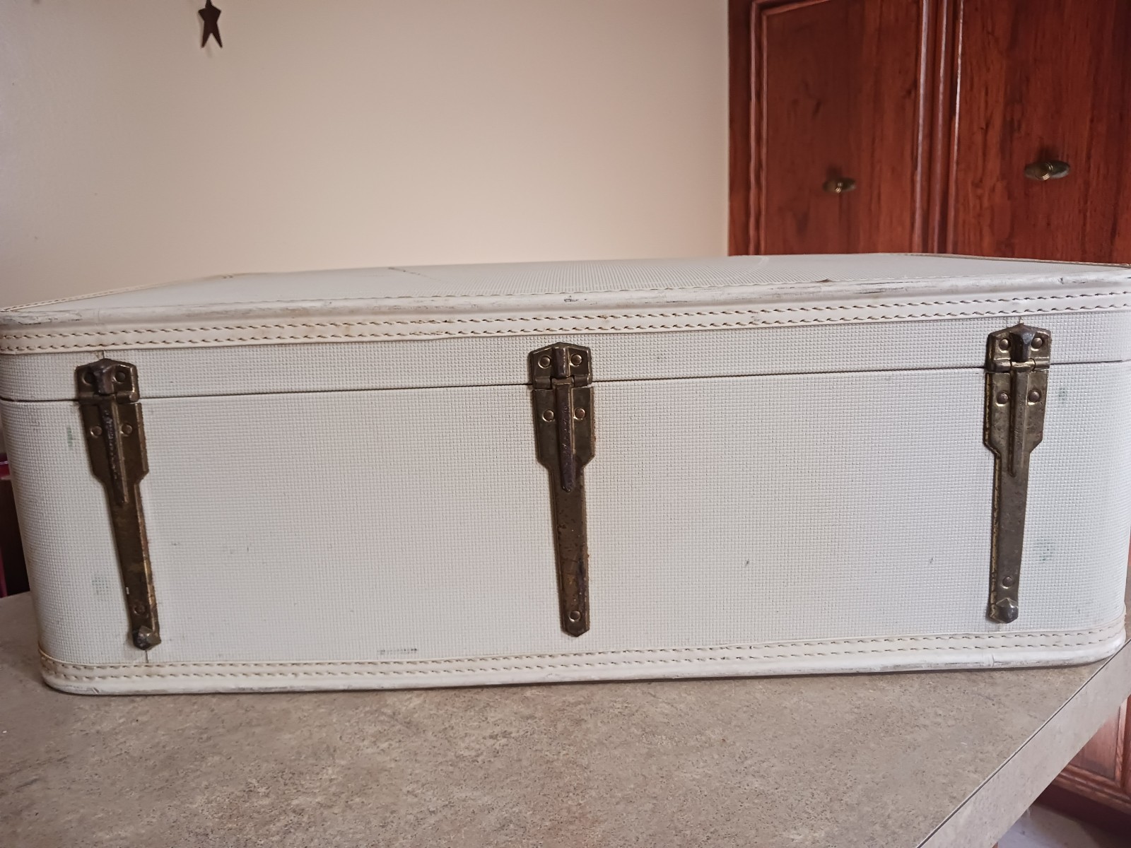 Vintage “Lady Baltimore” Cream Hardshell Large Suitcase with 2 original keys
