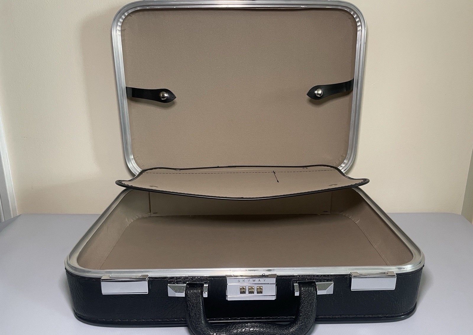 Skyway Vintage Carry-On Suitcase 21” Black Hard Case Combination Lock Retro