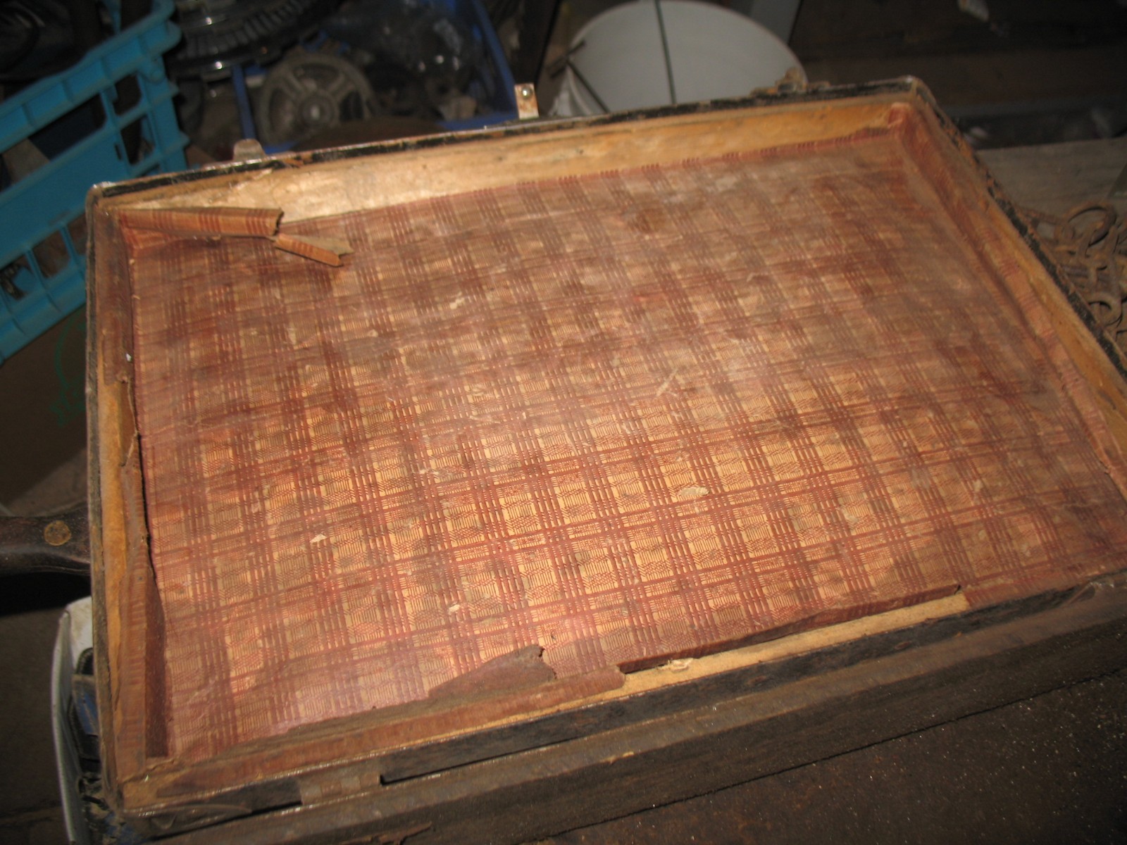 VTG METAL WOOD LINED SUITCASE TRUNK SALVAGE DISTRESSED CABIN PROP ART FARM DECOR