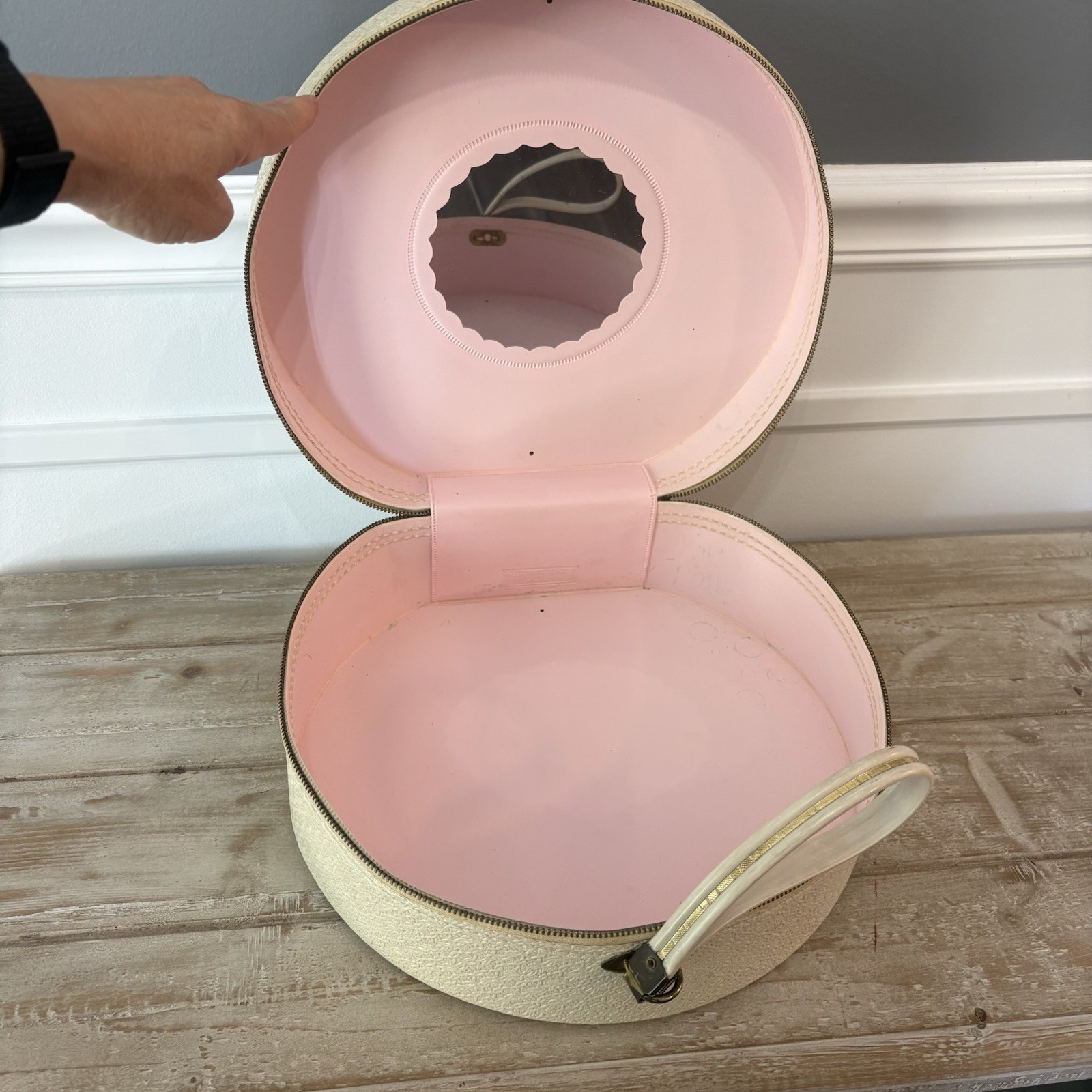 Vintage Lady Sunbeam Hair Dryer Hat Box Round Travel Case With Mirror White Pink