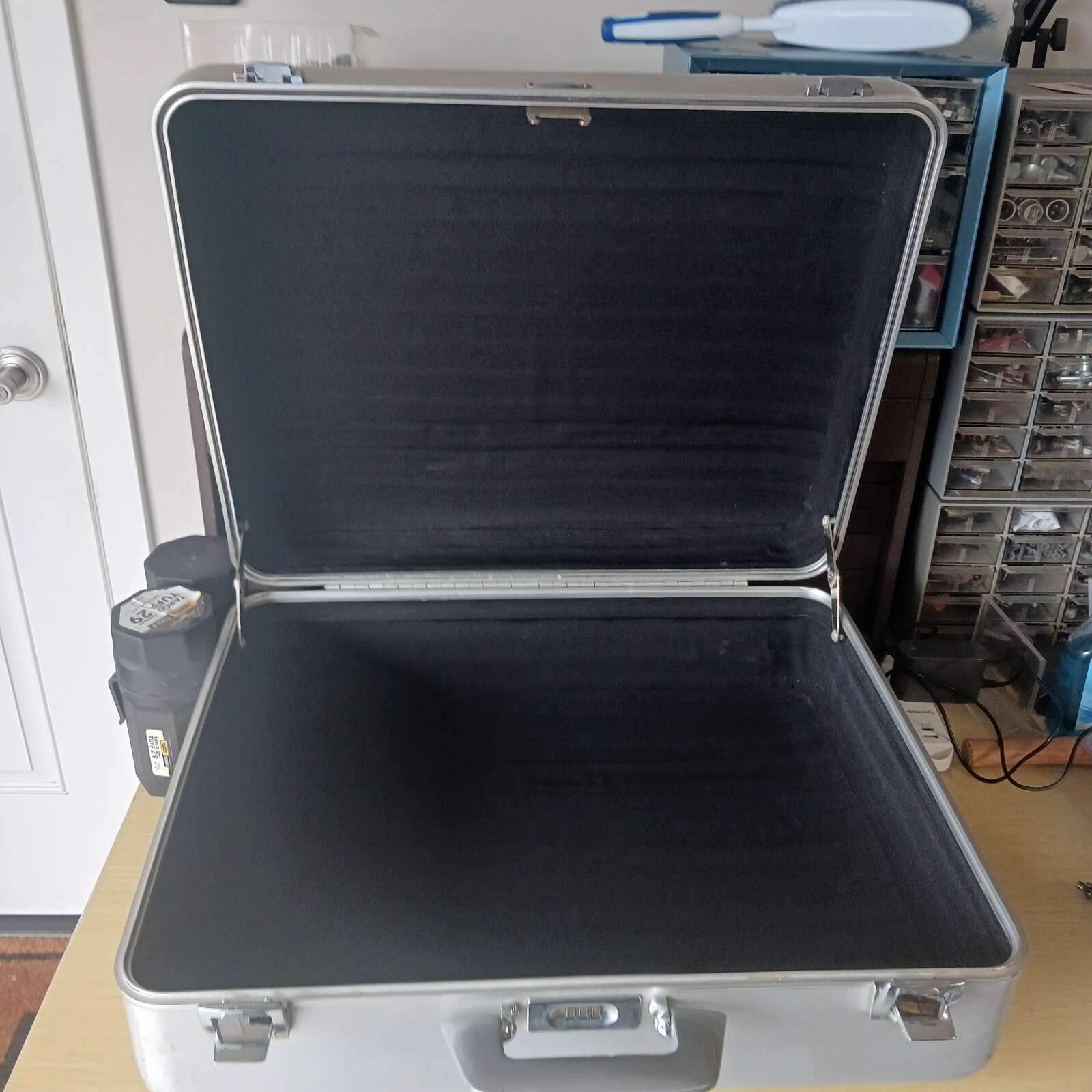 VTG Zero Halliburton Aluminum 21X17X7 LINED, Reg Z, Suitcase, Combination Lock