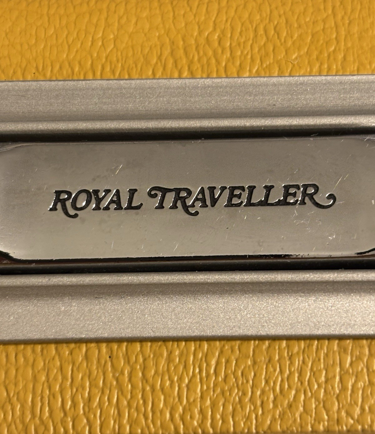 Rare VTG Royal Traveler Women’s Briefcase Yellow Hardcover 18″x13″x3.5″ w/ Key