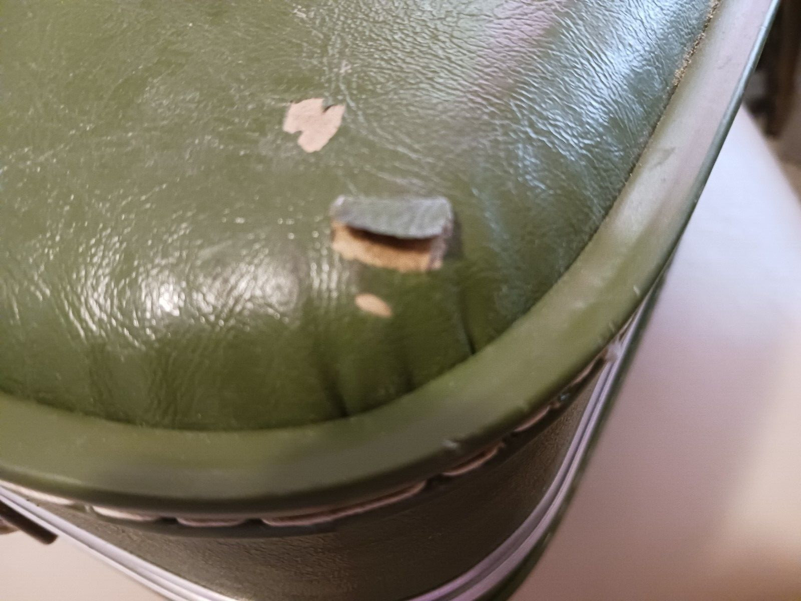 UN BRANDED GREAT ! VINTAGE 17 X 13 X 5 ” TALL OLIVE GREEN SUITCASE