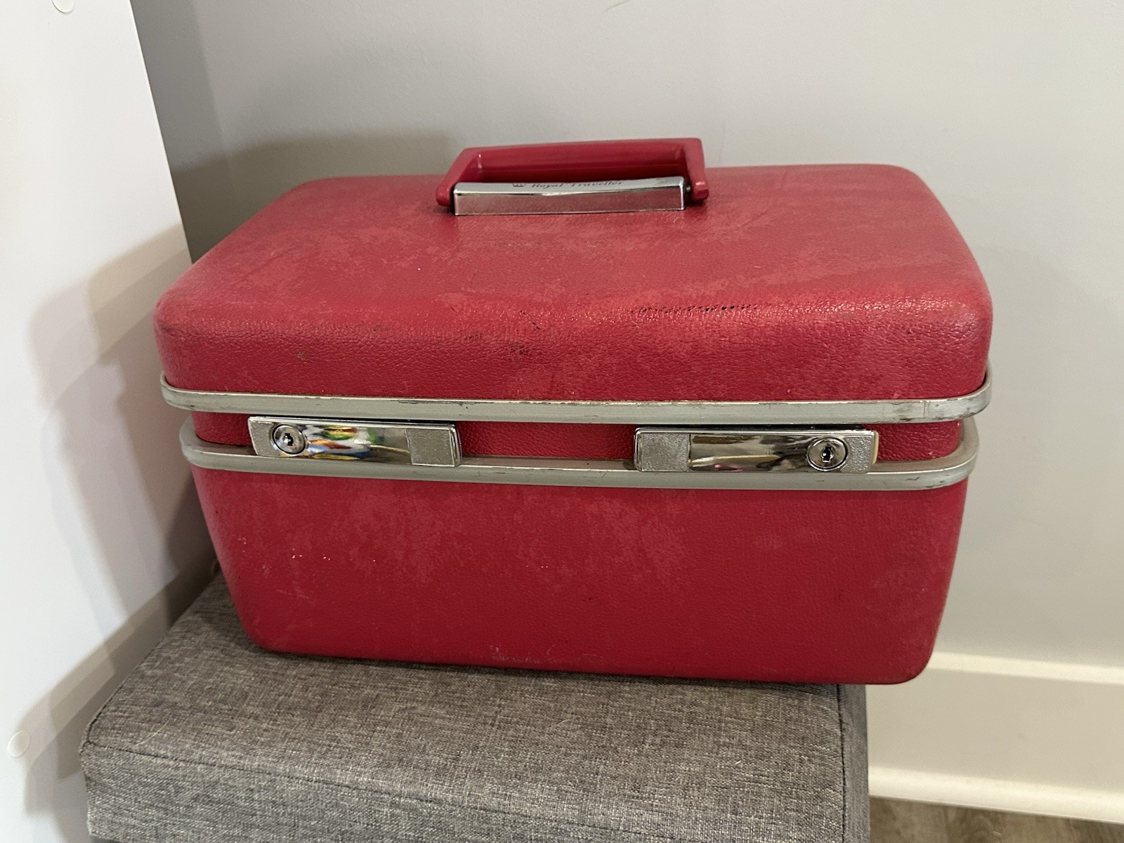 Vintage SAMSONITE Royal Traveler Medalist Red