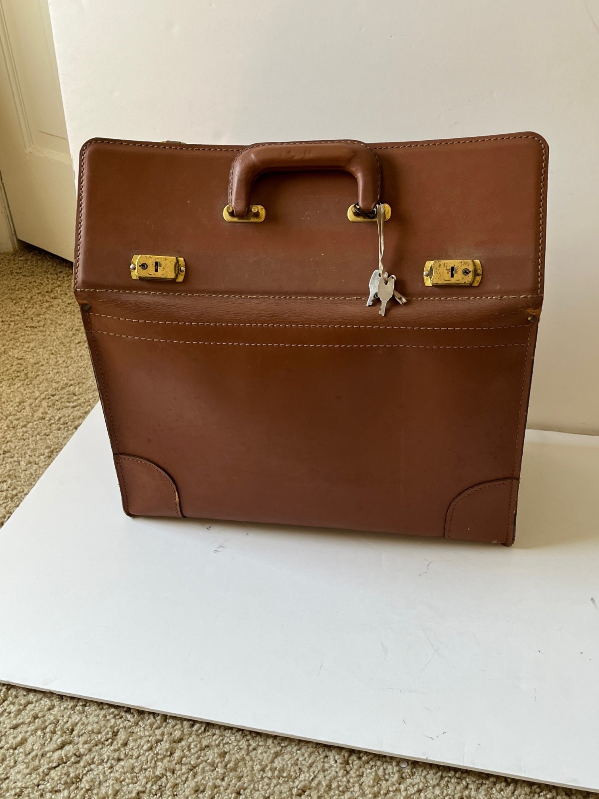 Briefcase Wear Best cowhide leather pilot lawyer 1980’s 18x11x8 has keys