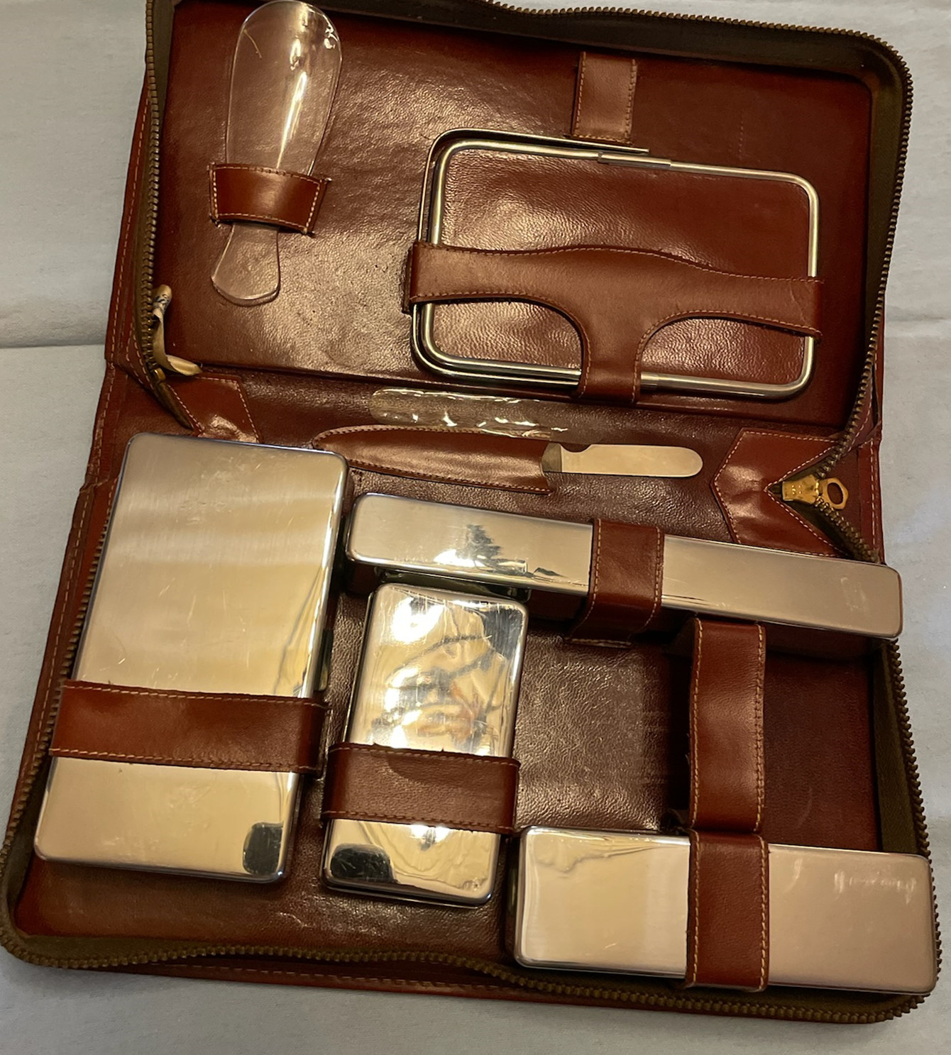 A vintage zippered leather gentlemen’s toiletry case 9″ x 6″ size w/accessorys
