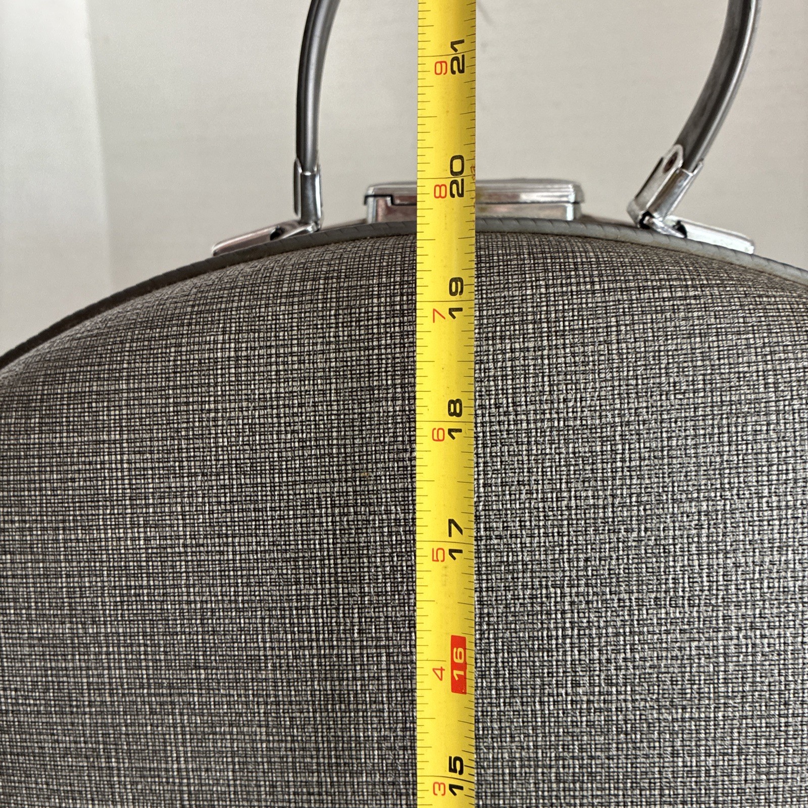 Vintage 1960’s American Tourister Round Travel Luggage 20″ Gray Hard Shell Key