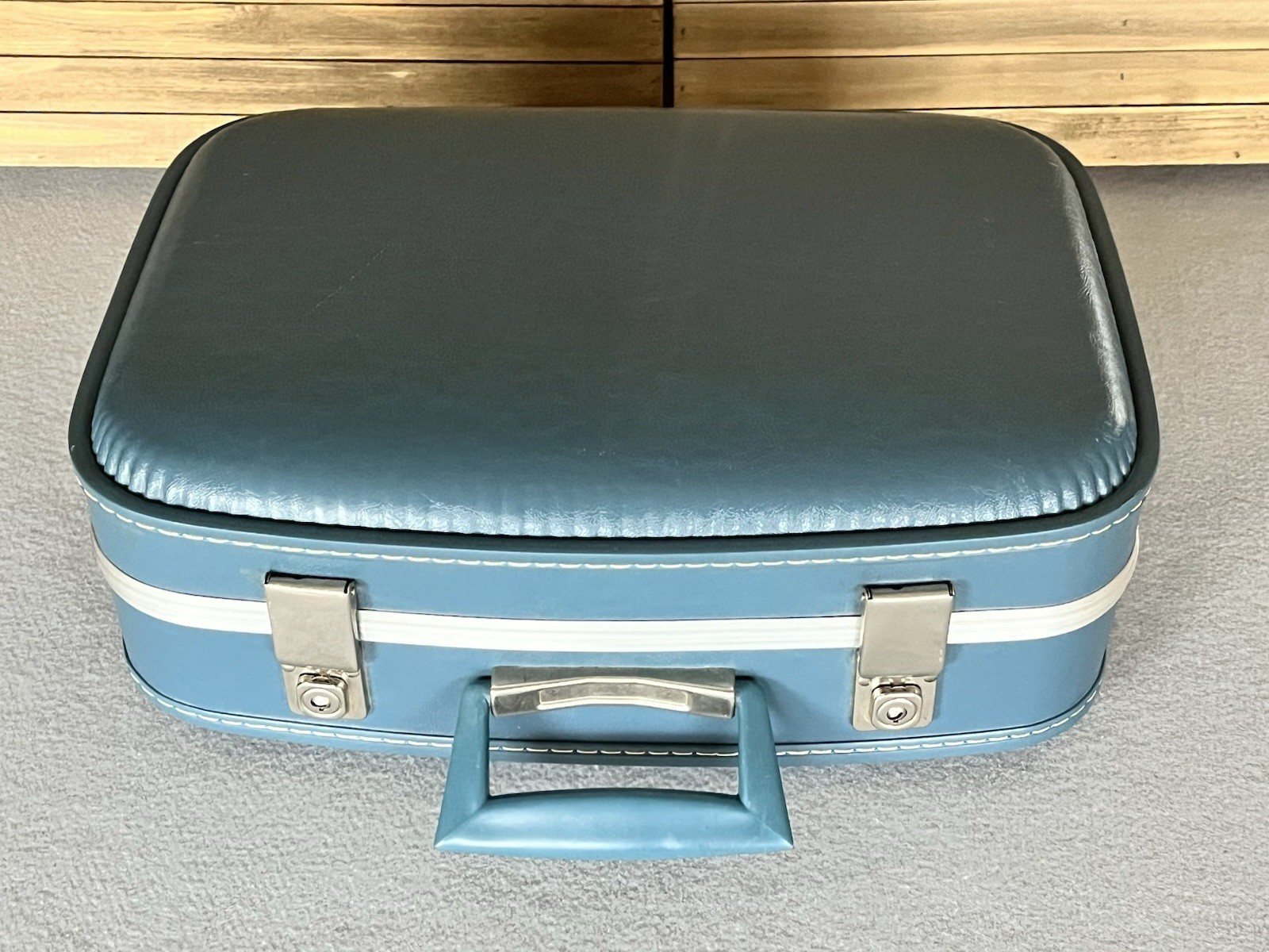Small Blue antique fingerhut luggage Suitcase. Carry On/OverNight Case. See Note