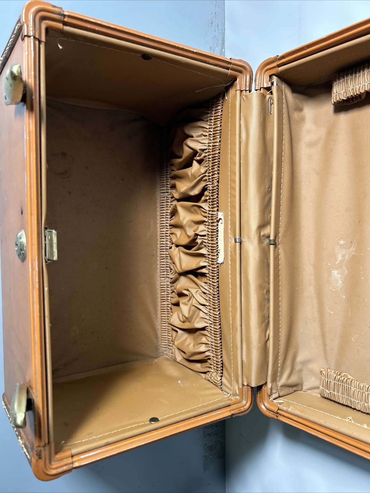 Vintage Samsonite Schwayder no4612 Brown Faux Leather Makeup Train Hard Case