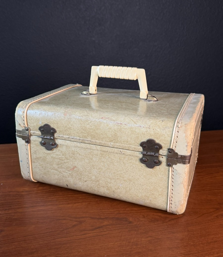 Vintage 1950s beige ivory train case small suitcase white marble hard handle