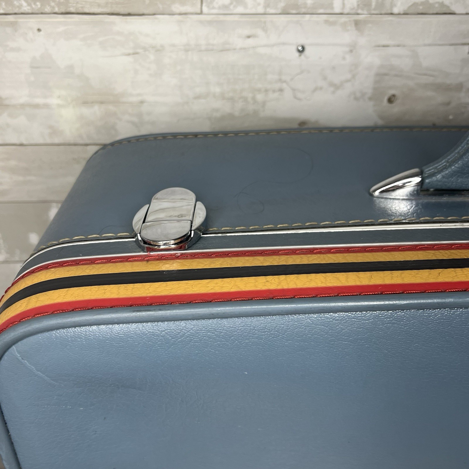 VTG AMELIA EARHART Blue Travel Luggage Suitcase Stripe 27” X 18” – Nice!! 50s