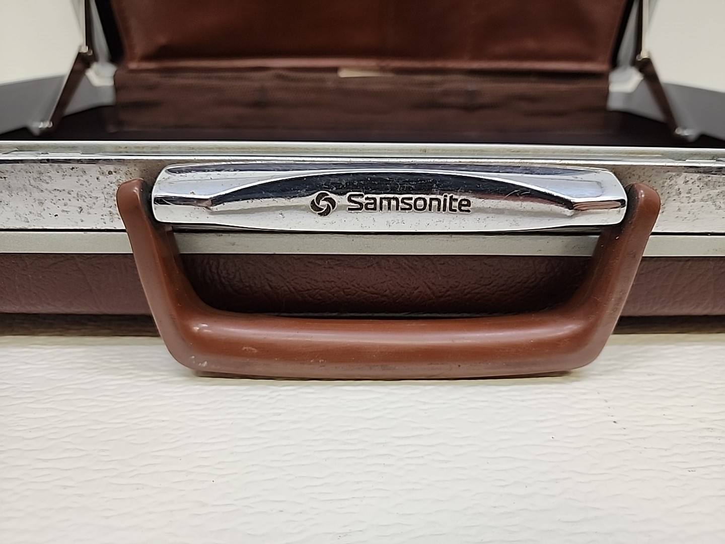 Vintage Samsonite Classic IV Suitcase Redish Brown 18x13x4. No Key.