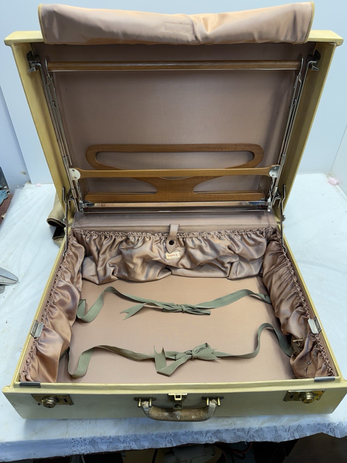 Rare Oshkosh Suitcase With Wooden Hangers, Key & Suitcase Cover 23”x18”X8”