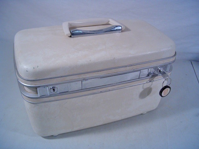 Samsonite Silhouette Train Case Dover White Tray/Key/Mirror With Shoulder Bag