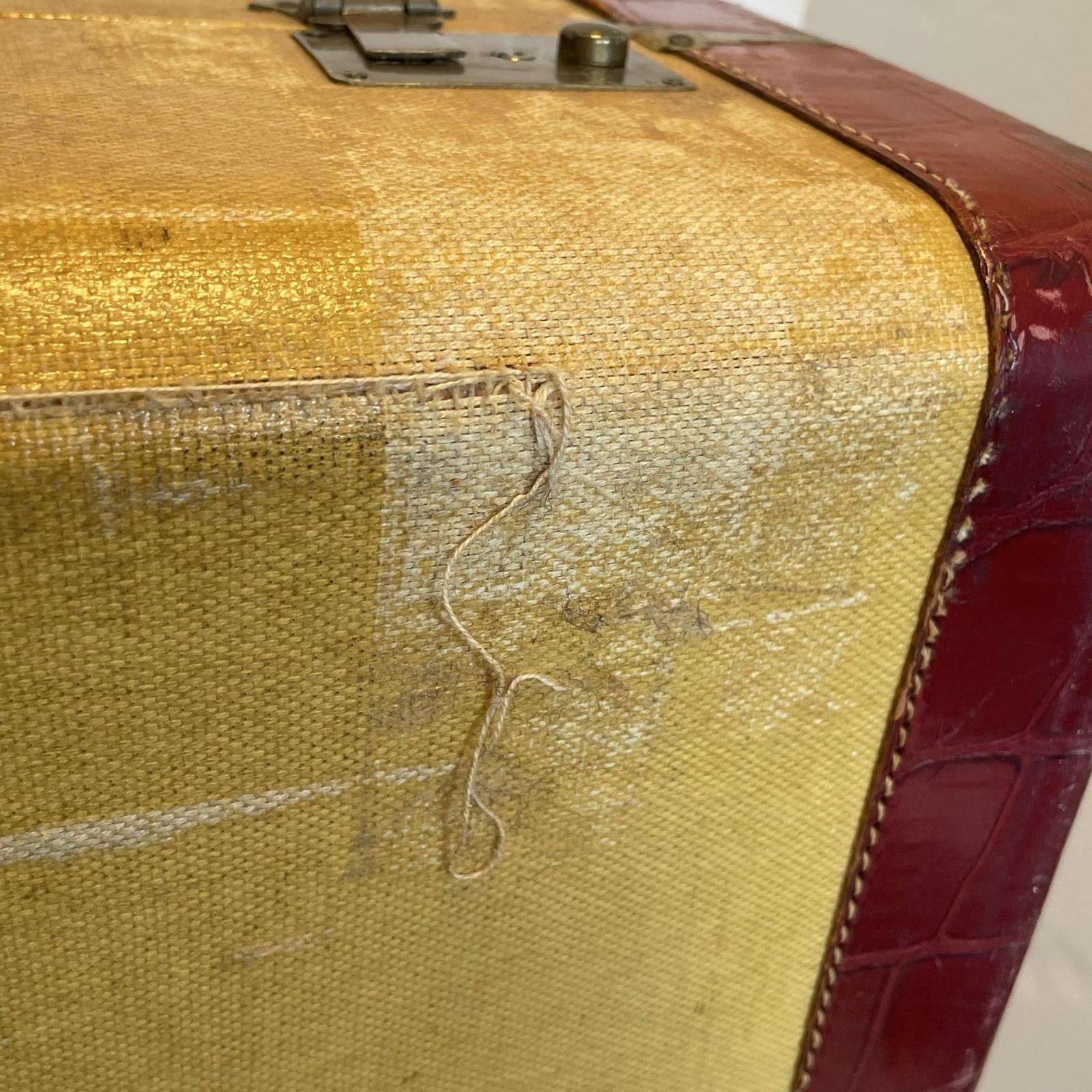 VTG DISTRESSED SUITCASE TWEED RED ALLIGATOR TRIM BILLIE BURKE CLUB GLINDA of OZ